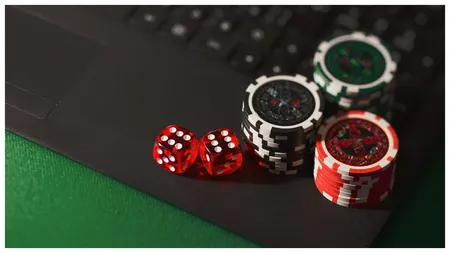 Care este diferența dintre investiții și păcănele, conform unui profesor universitar: „Nu este ca la zaruri sau la poker”