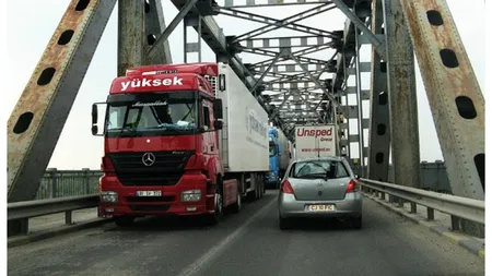 COD RUTIER 2025. Ce nu au voie să facă șoferii pe pod. Amenzile sunt uriașe