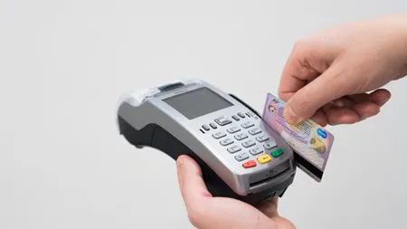 De la ce vârstă poți face card bancar copilului. La ce pericole trebuie să fie atenți părinții