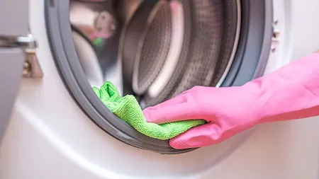 Cum elimini mirosurile neplăcute şi mucegaiul din maşina de spălat. Ai nevoie de doar 4 ingrediente pe care sigur le ai în casă