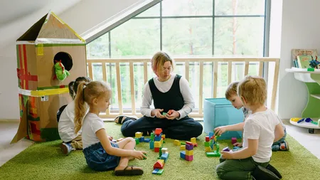 O educatoare din Sibiu a închis un băiețel de șase ani în debara. A stat acolo încuiat, cu lumina stinsă