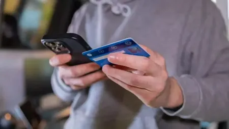 Escrocherie de tip „accidentul” în Capitală. Un vârstnic de 87 de ani a pierdut 20.000 de lei