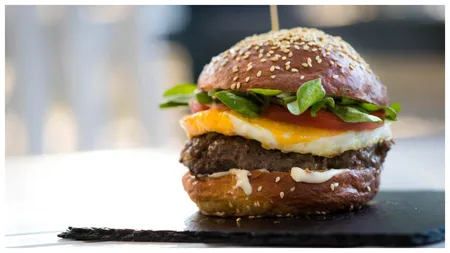 Hamburgeri gratis celor ce participă la slujbele de la biserică. Inițiativa inedită a unei biserici din Italia