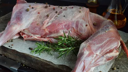 Cu cât se vinde carnea de miel pentru Paşte 2025. Pentru ciobani este mai avantajos exportul în ţările arabe