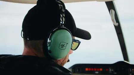 Salarii 2025. Cât câștigă lunar un pilot de avion și cum poți ajunge să practici această meserie