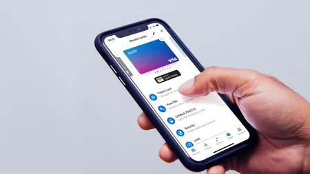 O nouă fraudă online, numită Schema 1.800. Românii sunt abordaţi pe WhatsApp şi apo transferă bani în conturi de Revolut străine