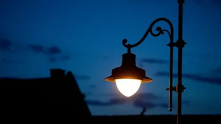 Taxă specială pe iluminat într-un oraș din România. Cetățenii sunt revoltați de câți bani trebuie să plătească