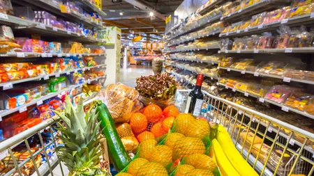 Ce cumpără și cum cumpără românii. Cele mai mari vânzări au loc în jurul zilelor de salariu. Peste 27% din bugetul gospodăriei se duce pe alimente și băuturi nealcoolice