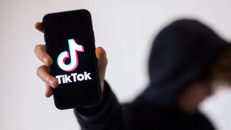 TikTok concediază sute de moderatori și mizează tot mai mult pe inteligența artificială pentru filtrarea conținutului
