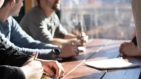 Aproape jumătate dintre angajaţi sunt îngrijoraţi în ceea ce priveşte stabilitatea veniturilor - studiu