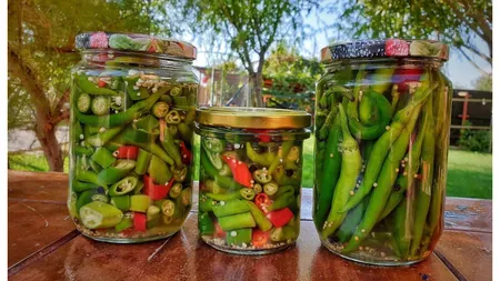 Ce pun bulgăroaicele în borcane atunci când pun ardeii la murat. Ies mai buni decât cei ai româncelor