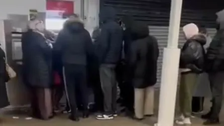 Bancomatele unei bănci au început să dea bani gratis! S-au strâns cozi imense!