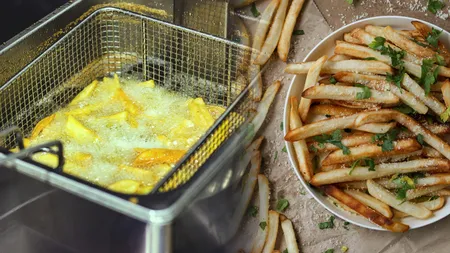 Cele mai mari greșeli pe care le poți face atunci când prepari cartofi prăjiți. Cum și când trebuie să îi pui, de fapt, în tigaie