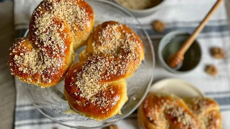 Reţeta virală de mucenici pufoşi şi aromaţi care face furori pe TikTok. Se prepară ca acum 100 de ani!