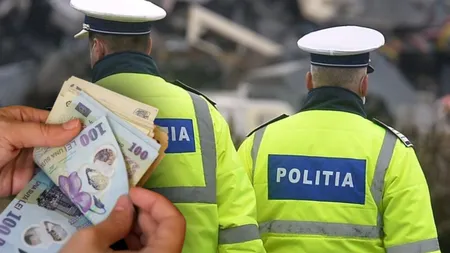 Doi polițiști au mers să-și ia mita direct de la bancomat, după ce au oprit în trafic un șofer fără RCA. Oamenii legii au ajuns în arest pentru 500 de lei