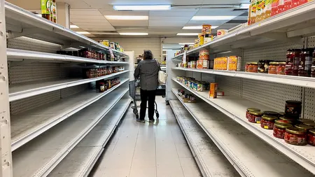 Efectul politicilor lui Trump. Americanii dau năvală în magazine şi fac provizii de teama scumpirilor