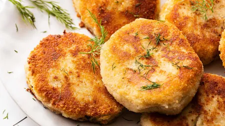 Rețetă de chiftele de ciuperci cu cartofi, ideală pentru cei care țin Postul Paștelui. Se prepară ușor și rapid