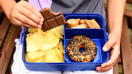 Ministerul Sănătății a actualizat, după 16 ani, lista alimentelor nerecomandate elevilor. Cafeaua, ceaiul instant și băuturile răcoritoare nu vor mai putea fi vândute în școli