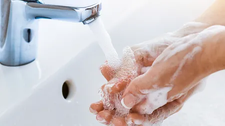 Greșeala pe care o faci când te speli pe mâini. Obiceiul care te poate îmbolnăvi