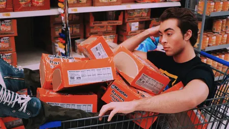 Taxă de 12 euro la intrarea în supermarket! Unde se aplică și ce se întâmplă cu banii
