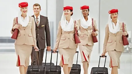 Cât câștigă o stewardesă la Emirates Airlines. Compania aeriană, cu un personal de 60 de oameni, face angajări în România
