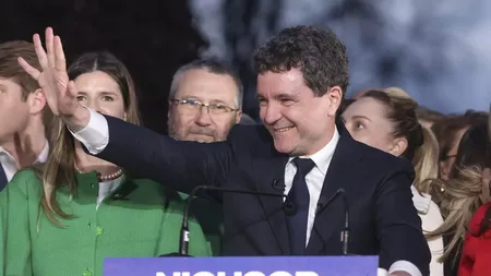 Fotografie cu Nicușor Dan conducându-și fetița la școală în dimineața de după câștigarea alegerilor a devenit virală