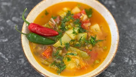 Reţeta de peste 100 de ani de ciorbă de varză dulce cu aripioare. Doar bunicile o făceau aşa!