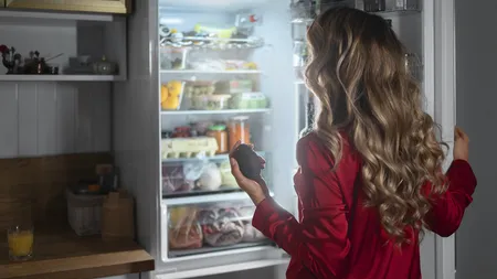 La ce distanță trebuie să stea frigiderul de perete. Așa te asiguri că nu se strică și reduci consumul de curent