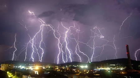 Cod roșu de furtună în nordul țării. Grindină uriașă, ploi torențiale și vijelii în Suceava, Botoșani și Neamț