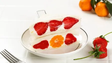 Sandwich japonez cu căpșuni. Reteța de care te vei îndrăgosti instant, de la prima îmbucătură