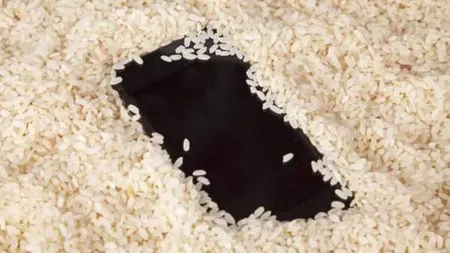 Cât trebuie lăsat telefonul în orez dacă l-ai scăpat în apă. Alte 3 trucuri care te ajută să scapi de umiditate