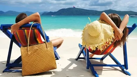 Românii preferă vacanțele cu piscină, mic dejun inclus și plată cu vouchere în 2025