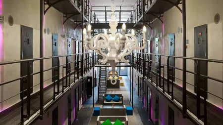 În ce sunt transformate închisorile din Olanda? Sunt tot mai puțini deținuți