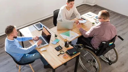 Românii fac progrese în ce priveşte incluziunea la locul de muncă, dar mulţi angajaţi se simt în continuare inconfortabil şi nu construiesc relaţii cu colegii