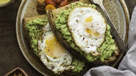Pâine prăjită cu avocado și ou poșat. Află de ce vei dori să mănânci acest preparat zilnic