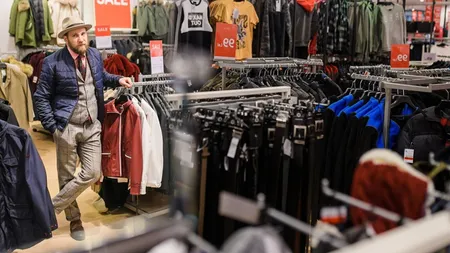 Prețul ascuns al reducerilor: de la garderobă la gunoiul plin