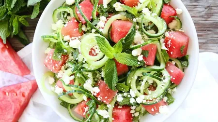 Salata pe care italienii o includ vara în dietă! Este nutritivă, sățioasă și delicioasă