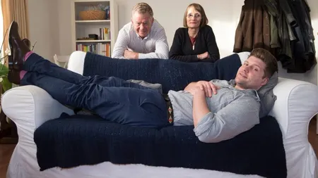 Peste 500 000 de tineri români până în 30 de ani stau pe banii părinţilor