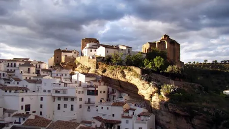 Orașul din Europa ascuns sub o stâncă. Mulți turiști români ajung în zonă, dar nu știu de el