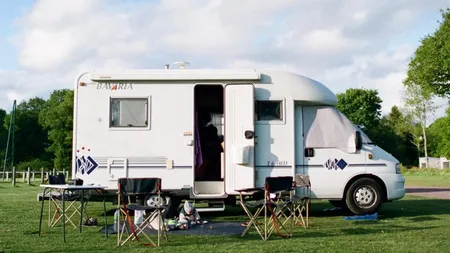 Cât costă o zi la camping cu autorulota. Este mai ieftin decât la hotel și tot mai mulți români optează pentru această variantă