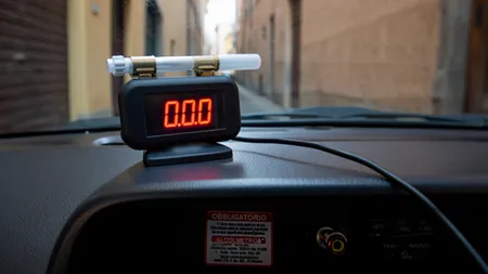 Adio, alcool! Şoferii prinşi băuţi la volan vor avea pe maşini dispozitive de pornire conectate cu un etilotest din 2025