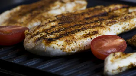 ”Miracol” pe litoral! Pieptul de pui costă la autoservire cât homarul într-un restaurant select din București