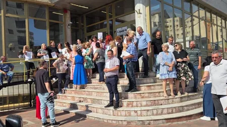 A doua zi de proteste ale bugetarilor, după aprobarea OUG care le taie sporurile. Angajaţii de la Ministerul Finanţelor și grefierii au ieșit în stradă. Sindicaliștii amenință cu blocarea pensiilor și salariilor