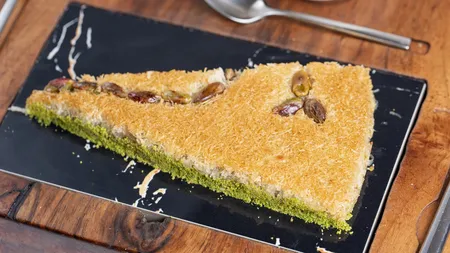 Cataif, desertul oriental care cucerește prin finețe și parfum. Rețeta pas cu pas