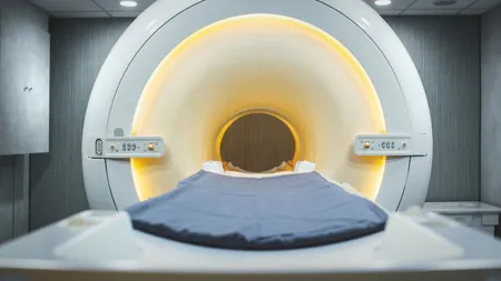 Tragedie la RMN: Un bărbat a murit după ce a fost tras în aparat din cauza lanțului purtat la gât