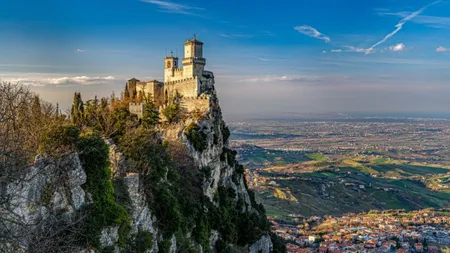 Unde este cea mai mică țară din Europa. Se află în vârf de munte și are dimensiunea unui oraș