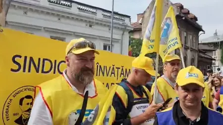 Profesorii au ieșit la protest în fața Ministerului Educației. Ei amenință cu blocarea începutului de an școlar