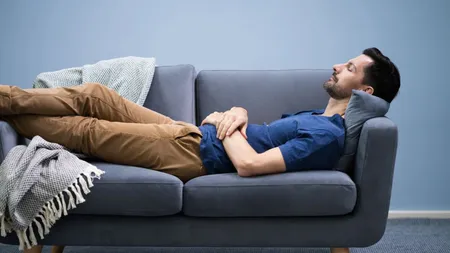 Felul în care stai pe canapea îți scurtează viața. Ce trebuie să știi