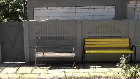 Primarul unei comune din Dolj a dat 120.000 de lei pe bănci. Localnicii, revoltați de achiziția făcută de edil