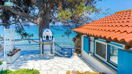 Tensiuni în rândul grecilor, după ce românii le cumpără casele de vacanță. Locuitorii din Grecia trag semnale de alarmă